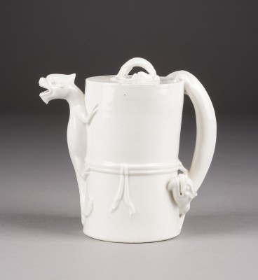 Auction 152<br>EINE DEHUA-WEINKANNE MIT CHILONG-DARSTELLUNG UND DECKEL