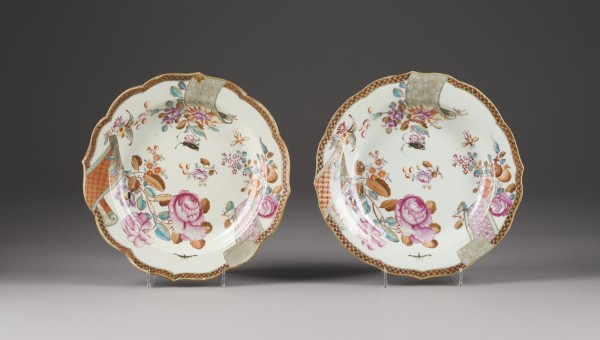 Auction 152<br>PAAR FAMILLE-ROSE TELLER MIT BLUMENDARSTELLUNG