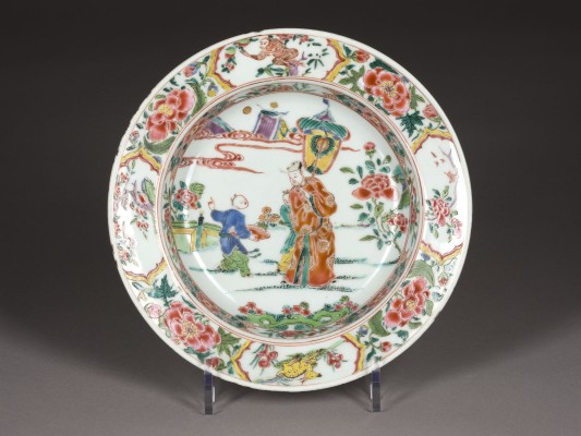 Picture EIN FAMILLE-ROSE TELLER MIT FIGURENDARSTELLUNG