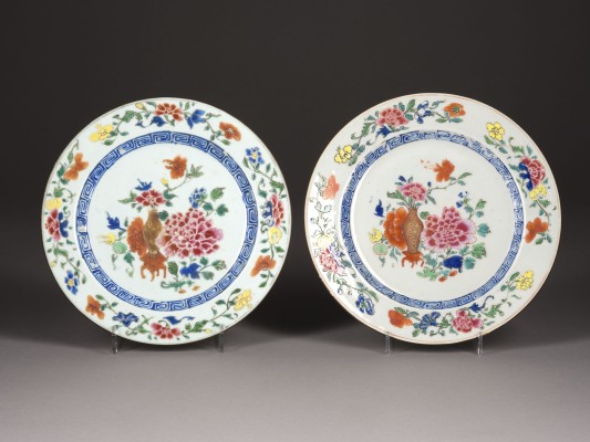 Picture PAAR FAMILLE-ROSE-TELLER MIT BLUMENDEKOR