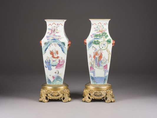 Auction 152<br>PAAR FAMILLE-ROSE-VASEN MIT DARSTELLUNGEN DER 