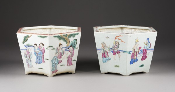 Auction 152<br>PAAR FAMILLE-ROSE PFLANZTOPFE MIT FIGURENDARSTELLUNG