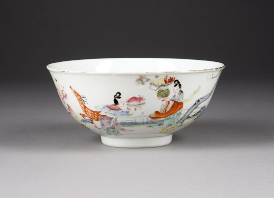 Auction 152<br>EINE FAMILLE-ROSE SCHALE MIT FIGURENDARSTELLUNG