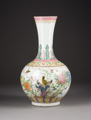 Auction 152<br>EINE FAMILLE-ROSE-FLASCHENVASE MIT BLUMENDARSTELLUNG