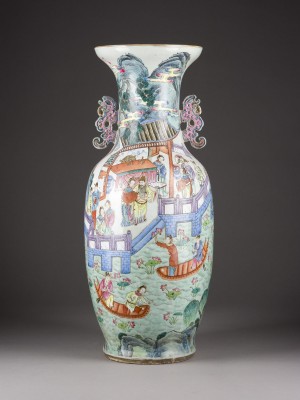 Auction 152<br>EINE GROSSE FAMILLE-ROSE-VASE MIT FIGURENDARSTELLUNG