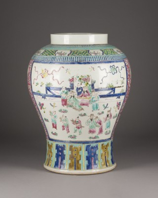 Auction 152<br>EINE GROSSE FAMILLE-ROSE-VASE MIT FIGURENDARSTELLUNG