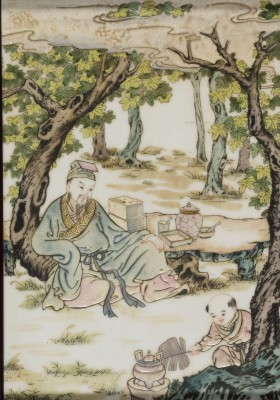 Picture EINE FAMILLE-ROSE-PORZELLANTAFEL MIT HOLZRAHMEN