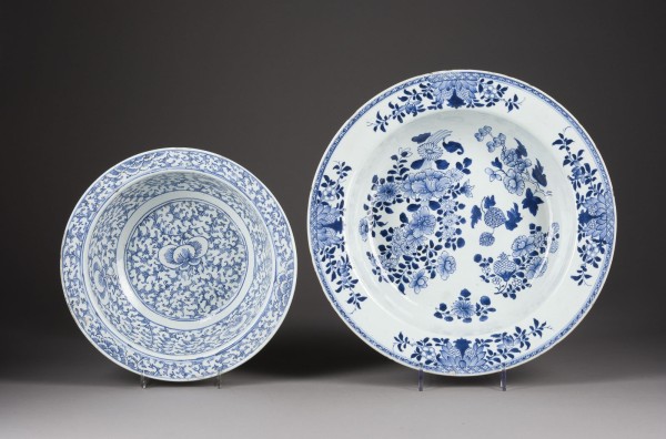 Picture ZWEI GROßE BLAU-WEISSE TELLER MIT BLUMENDARSTELLUNG