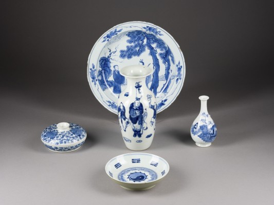 Auction 152<br>FÜNF BLAU-WEISSE PORZELLANTEILE