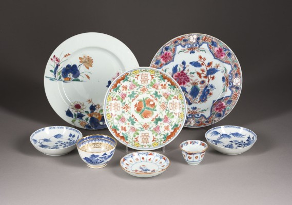 Bild EIN ACHTTEILIGES KONVOLUT VON VERSCHIEDENEN PORZELLANOBJEKTEN