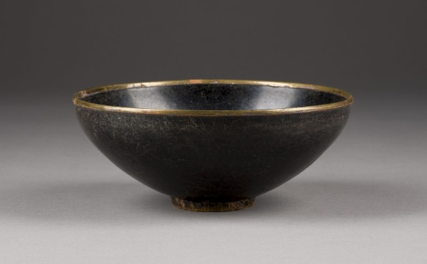 Auction 152<br>EINE SELTENE JIZHOU-TEESCHALE MIT BLATTDEKOR