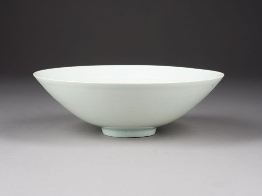 Picture EINE EINGRAVIERTE QINGBAI-SCHALE MIT KNABENDARSTELLUNG