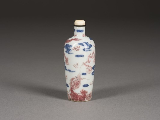 Auction 152<br>EINE KUPFERROT VERZIERTE BLAUE UND WEISSE SNUFFBOTTLE MIT DRACHENDARSTELLUNG