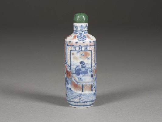 Auction 152<br>EINE KUPFERROT VERZIERTE BLAUE UND WEISSE SNUFFBOTTLE MIT FIGURENDARSTELLUNG