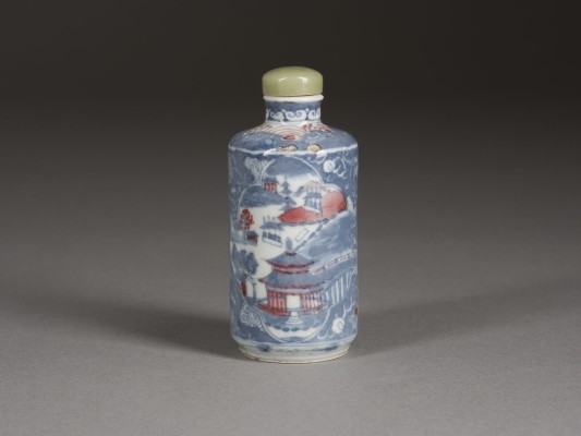 Auction 152<br>EINE KUPFERROT-DEKORIERTE BLAU-WEISSE SNUFFBOTTLE