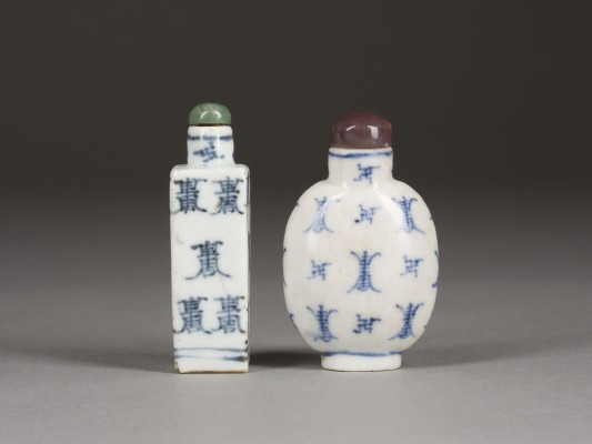 Picture ZWEI BLAU-WEISS SNUFFBOTTLES MIT 'SHOU'-ZEICHEN