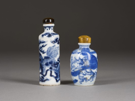 Auction 152<br>ZWEI BLAU-WEISS MIT TIERENDARSTELLUNG SNUFFBOTTLES