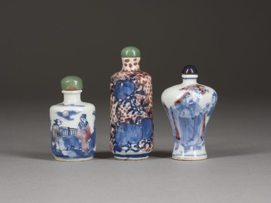Picture DREI BLAU-WEISS UND KUPFERROT DEKORIERTE SNUFFBOTTLES