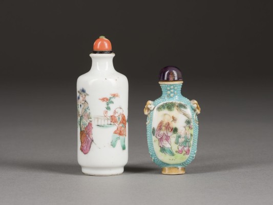 Auction 152<br>ZWEI FAMILLE-ROSE-SNUFFBOTTLES MIT FIGURENDARSTELLUNGEN