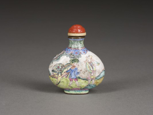 Auction 152<br>EINE EMAILLIERTE SNUFFBOTTLE MIT 