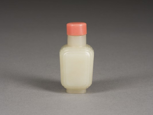 Picture EINE SNUFFBOTTLE AUS WEISSEM JADE