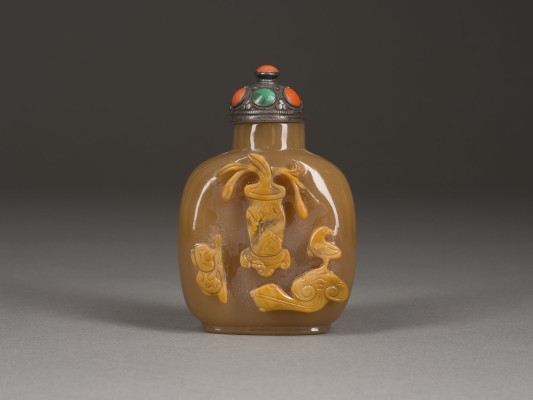 Auction 152<br>EINE GESCHNITZTE SNUFFBOTTLE AUS ACHAT