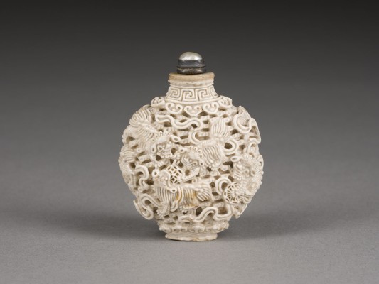 Auction 152<br>EINE GEFORMTE UND GESCHNITZTE SNUFFBOTTLE AUS PORZELLAN