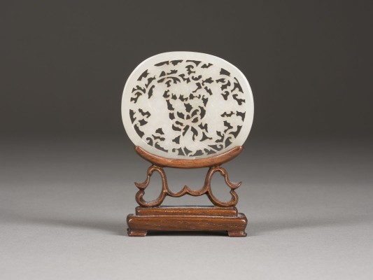 Auction 152<br>EINE GESCHNITZTE WEISSE JADEPLAKETTE MIT HOLZSTÄNDER