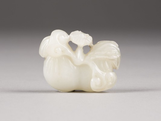 Picture EINE WEISSE SCHNITZEREI MIT DOPPELKÜRBIS UND BLUME AUS JADE