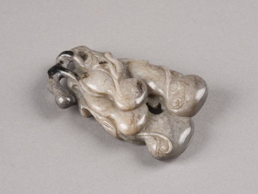 Picture EINE SCHWARZ-GRAUE JADE-SCHNITZEREI VON DOPPEL-KÜRBISSEN