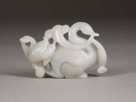 Picture EINE GRAUE SCHNITZEREI MIT MANDARINENTEN AUS JADE