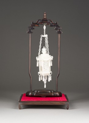 Auction 152<br>EINE FEINE WEISSE JADE-HÄNGELATERNE MIT CHIAN