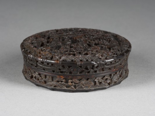 Picture EINE GESCHNITZTE 'FIGURALE' DECKELDOSE AUS SCHILDPATT