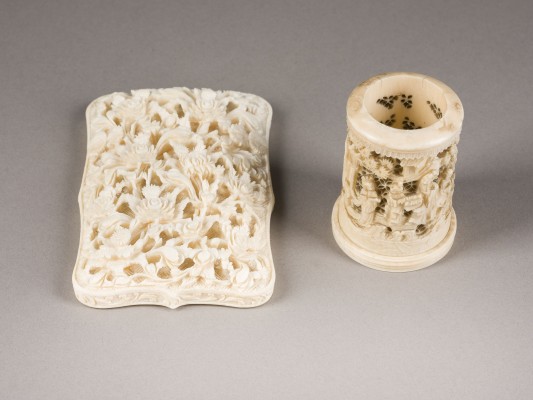 Auction 152<br>EIN GESCHNITZTES KARTETUI UND EIN GESCHNITZTER PINSELBECHER AUS ELFENBEIN