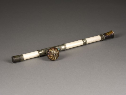 Picture EINE OPIUMPFEIFE AUS BEIN