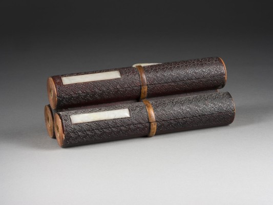 Picture EINE DECKELDOSE MIT JADE-EINLAGE IN ROLLENFORM AUS HOLZ