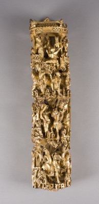 Picture EIN GOLDLACKIERTES HOLZRELIEF AUF EINER SÄULE