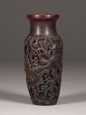 Picture EINE KLEINE LACKVASE MIT FIGURENDARSTELLUNG