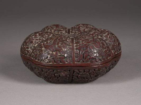 Auction 152<br>EINE SCHNITZLACK-DECKELDOSE