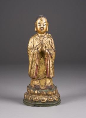 Auction 152<br>EINE GOLDLACKIERTE FIGUR DES LUOHAN ANANDA AUS BRONZE