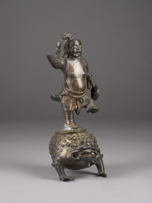 Picture EIN FIGUR VON LIU HAI AUF DEM DREIBEINIGEN KRÖTEN AUS BRONZE