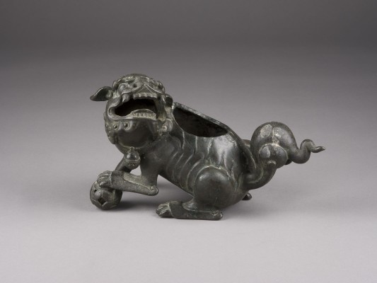 Picture EIN WEIHRAUCHBRENNER MIT DARSTELLUNG EINES BUDDHISTISCHEN LÖWEN AUS BRONZE