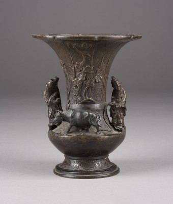 Picture EINE VASE MIT AUFGESETZTEN FIGUREN AUS BRONZE