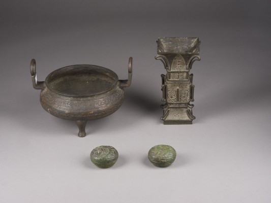 Picture EIN VIERTEILIGES KONVOLUT VON BRONZEOBJEKTEN