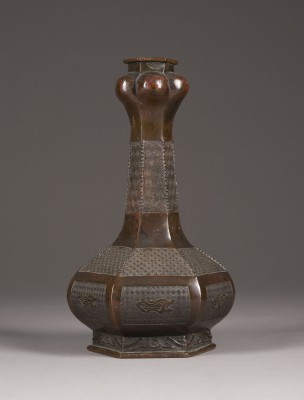 Auktion 152<br>EINE KNOBLAUCHKOPF-FLASCHENVASE AUS BRONZE