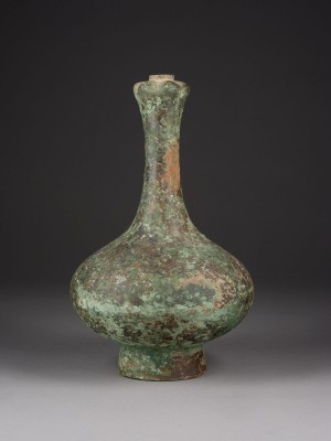 Bild EINE VASE MIT KNOBLAUCHFÖRMIGEM MUND AUS BRONZE