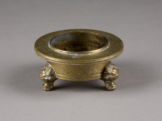 Bild EIN KLEINER DREIBEINIGER WEIHRAUCHBRENNER AUS BRONZE