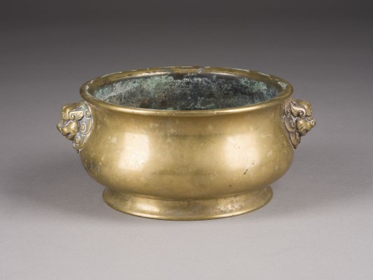 Auction 152<br>EIN GUI-FÖRMIGES RÄUCHERGEFÄSS AUS MESSING