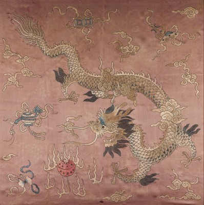 Bild EIN BESTICKTES SEIDENPANEEL MIT DRACHENDARSTELLUNG