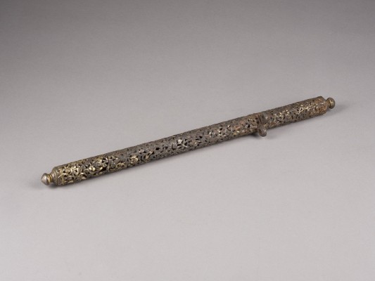 Bild EIN DURCHBROCHENER SCHREIBZEUGBEHÄLTER AUS EISEN